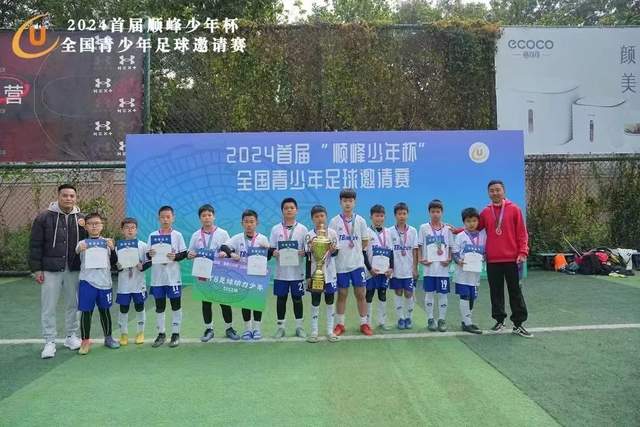 凯尔特人季前赛大胜76人，保罗·乔治与好友庆祝